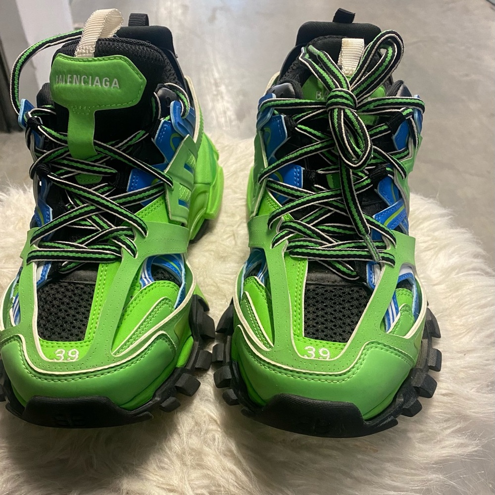 Balenciaga sneakers worn 3 times come with box and bag authentic